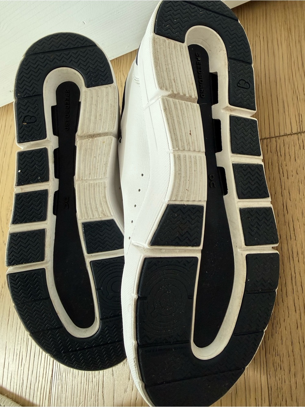 On Women’s The Roger Advantage Tennis Shoe White with Navy Accent 8.5 - Picture 5 of 5
